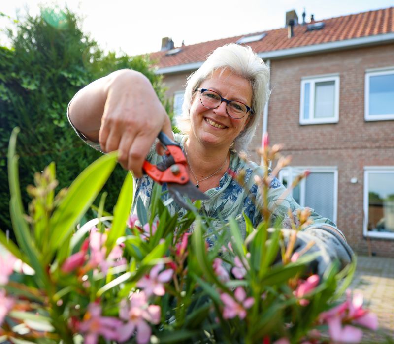 Mevrouw is aan het tuinieren